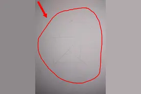 可恶！两节临近，小偷居然在邻居家门口踩点记号，看看你家有吗？图片