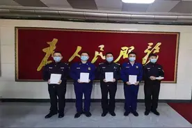 桦川大队为辖区公安派出所发放《佳木斯市公安派出所消防工作指导手册》图片