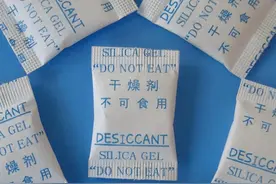 零食袋里的干燥剂不要扔，原来这么有用，后悔白扔了这么多年图片