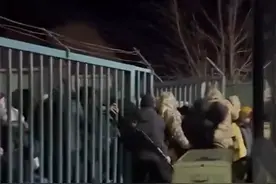 10万乌克兰人涌向边境，抱着铁栅栏求放行！波兰背信弃义死守大门图片