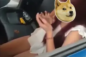 女子出租车里大便，司机闻到异味！女子淡定玩手机，司机气到崩溃图片