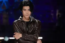 五条人主唱：没读过大学自称知识分子，想在台上穿发光鞋跳广场舞图片