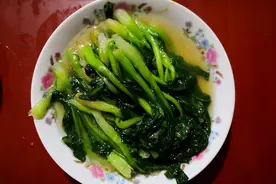 婆婆过60岁生日，儿媳做了5菜1汤，小姑子：每月2000我妈就吃这？图片