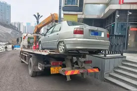 贵阳交警持续整治“僵尸车”、报废车 还路于民保畅通图片