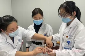 小伙为啥每晚戴呼吸机睡觉？一个简单的睡眠监测告诉你“答案”图片