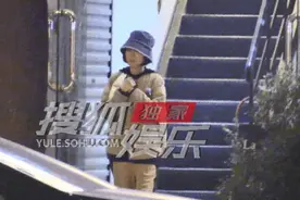 52岁鲁豫独自外出做美甲，身形圆润眼神高冷，打扮靓丽宛如少女图片