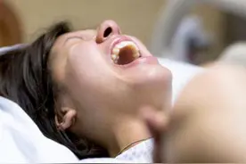 生殖口那么小，胎儿是怎么钻出来的？产妇很伟大，胎儿也很努力图片