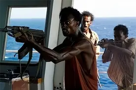 01年中国渔船遭索马里海盗劫持，18位渔民积极自救，成功反制海盗图片