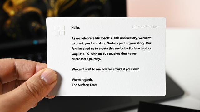微软50周年纪念版Surface Laptop 7亮相，拥有金色Logo、专属壁纸