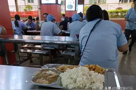 江西00后吐槽厂里伙食差，没油水，被老板怒斥：免费你还想吃啥？图片