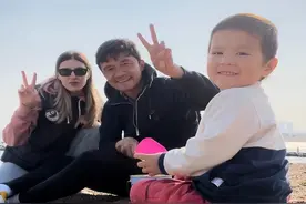 大连主帅谢晖罕见露面！带洋媳妇在海边游玩，身材匀称魅力十足图片