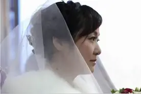 2014年单亲妈妈嫁给40岁男友，在医院举办婚礼，婚后17天男友病逝图片