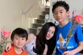 张柏芝晒与两儿子合照，大儿子身高超过妈，贴脸搂抱直呼：幸福到爆图片