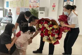 徒手接住6楼坠落女童，今天孩子家长给他们送来了鲜花和锦旗图片