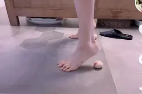 抖音博主的脚标准漂亮受夸赞图片