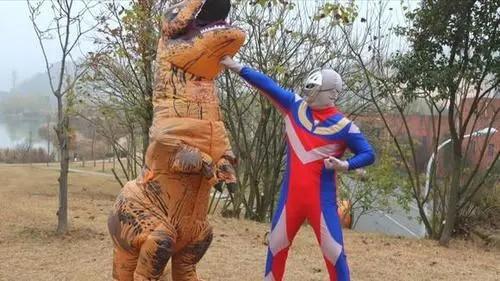 我们是“龙的传人”——恐龙打败奥特曼们，才能获得智慧的奥义