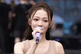 42岁张韶涵近照曝光，皮肤紧致身材傲人，状态惊艳引起热议图片