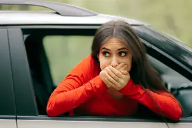 为什么有些人一坐车就晕车，有的人却没感觉？教你几招，应对晕车图片