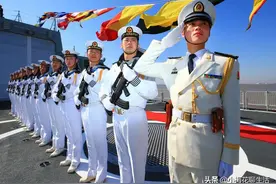 军人老邓的一生：壮志未酬爱喝酒，误了卿卿性命。图片