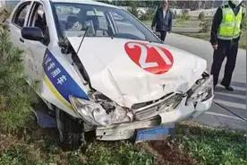 女子在考场练车时发生事故受伤 驾校和考场都说自己没责任图片