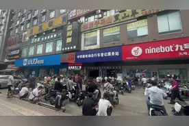 南宁电车“大绿牌”即将到期！上牌点排长龙，有市民为了办“小蓝牌”6点半就起来排队...图片