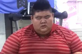 “中国第一胖”王浩楠体重反弹，肚子成3层，被嘲像“千层饼”图片