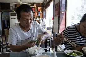 卡车夫妻的真实生活，一天24小时都在车上，每到夜晚最难熬图片