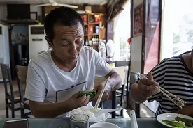 卡车夫妻的真实生活，一天24小时都在车上，每到夜晚最难熬图片