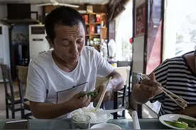 卡车夫妻的真实生活，一天24小时都在车上，每到夜晚最难熬图片