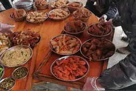 广西，村长儿子结婚，新娘美丽动人，宴席菜品丰盛，你觉得如何？图片