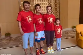 教养!王楠和巨富老公初一给儿女发800元红包,郭麒笑笑行跪拜大礼图片