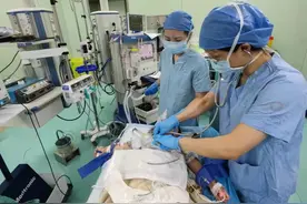 2岁孩子喉咙里长满肿瘤，1年经历12次手术，这种肿瘤偏爱孩子图片
