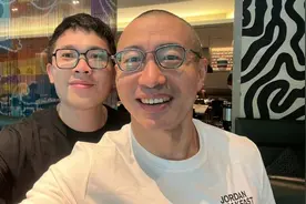 物是人非，于嘉、杨健、杨毅菲律宾聚首，却代表三家不同转播平台图片