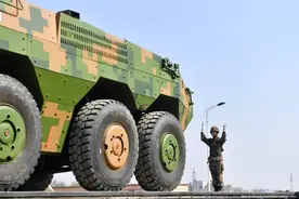 安全、精准、快速！装甲车这样“走钢丝”图片