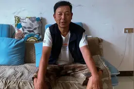 男子51岁生第三胎，以为自己可以养大仨孩子，没想到病来如山倒图片