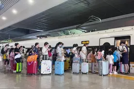 在高铁上遇到孩子吵怎么办？高铁乘务员们究竟是管还是不管？听听她们怎么说的！图片