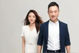 奥运冠军杨威一家近照：转型成功，儿女都练体育，妻子越来越美图片