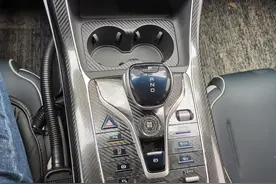 比亚迪秦Plus Dm-i中控台面板、茶杯架拆卸教程图片