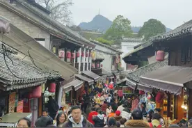 大年初四 贵阳青岩古镇年味浓人气旺图片