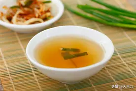 葱油是凉拌菜、饺子馅、粉面好吃的秘密，学会熬制，菜肴香喷喷的图片
