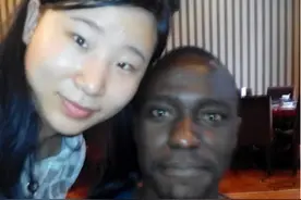 女大学生爱上黑人皇室后代，为爱远走非洲，10年过去她后悔了吗？图片