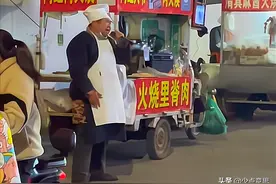 山东：大叔摊位前放肆高歌，歌声心酸却无一顾客，都怕影响他发挥图片