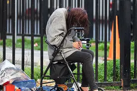 旧金山效仿纽约，开了个露天大烟馆，为瘾君子们提供相关服务图片