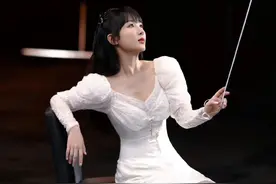 杨紫真该提升审美了，撞衫郑秀妍，露脐装穿得保守又无新意图片