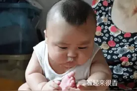 宝宝get“啃脚丫”技能，看似不卫生，其实和他的“需求”有关图片