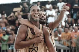 踢上了！两大世界足球先生同框 41岁小罗看似比55岁罗马里奥更老图片