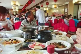 婚宴司仪上桌喝酒吃饭，新娘拒付2000元尾款，理由：酒比尾款还贵图片