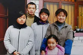 1998年雇主跑路，拿不到工钱的保姆抚养两弃女，如今她没有后悔图片