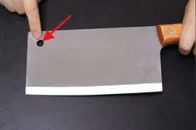 才发现，家里菜刀上“圆孔”有一个隐藏功能，真的太实用了图片