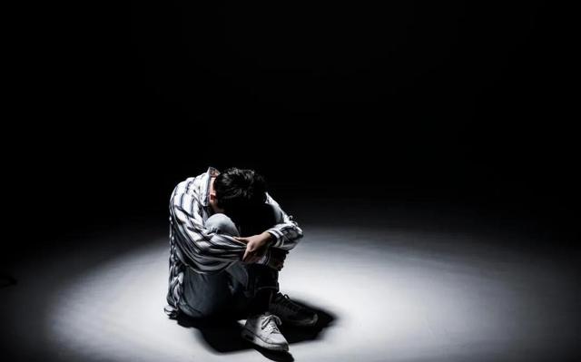 自卑是如何形成的?大学生自卑心理形成的原因,五个表现给你答案